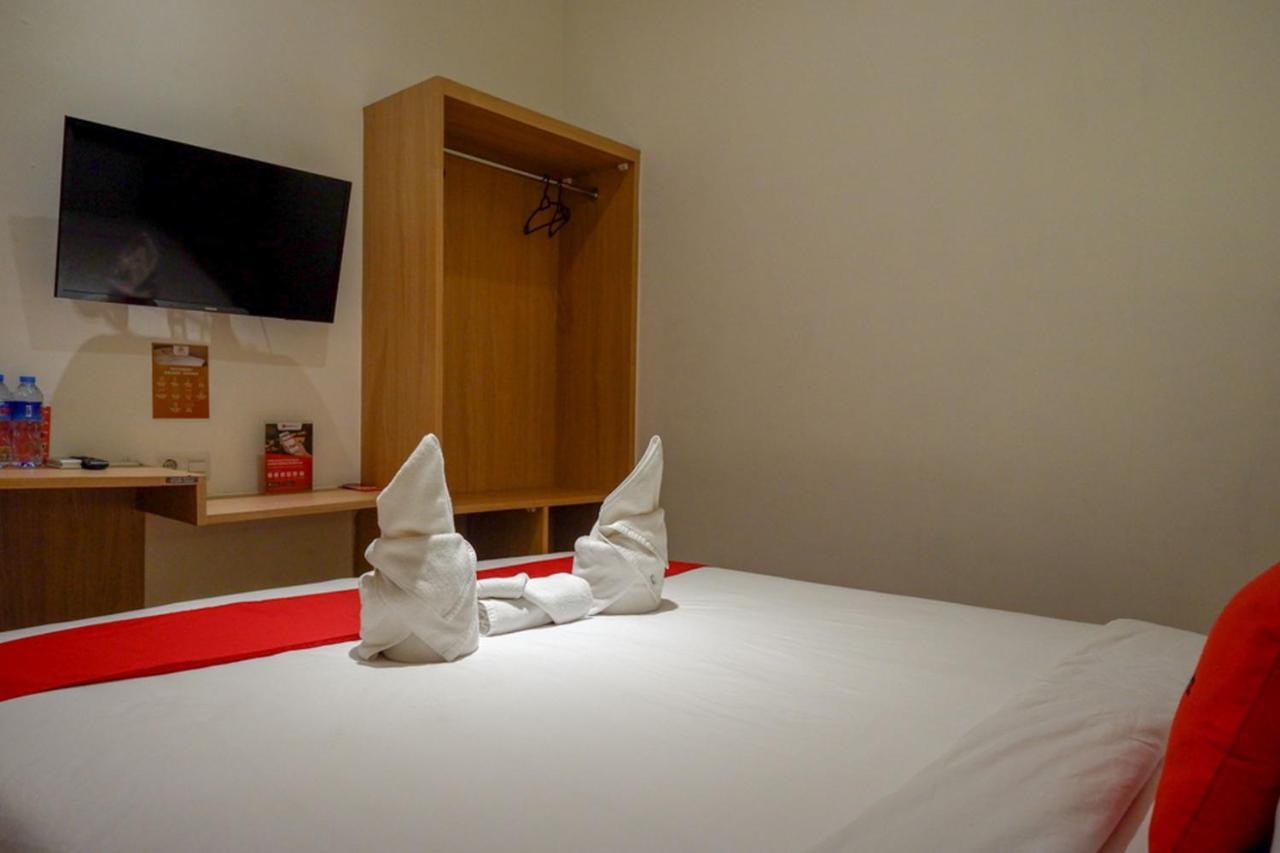 Reddoorz Plus @ Losari Makassar Luaran gambar