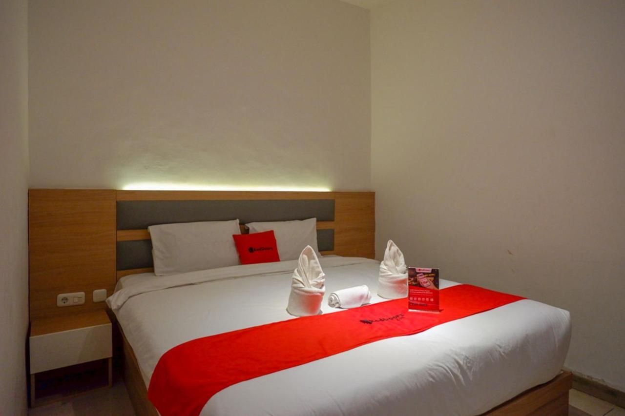 Reddoorz Plus @ Losari Makassar Luaran gambar
