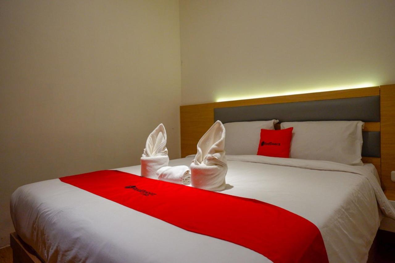 Reddoorz Plus @ Losari Makassar Luaran gambar